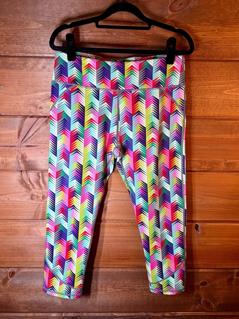 Fabletics Multicolor Chevron Capri Leggings Size Medium 💕💜